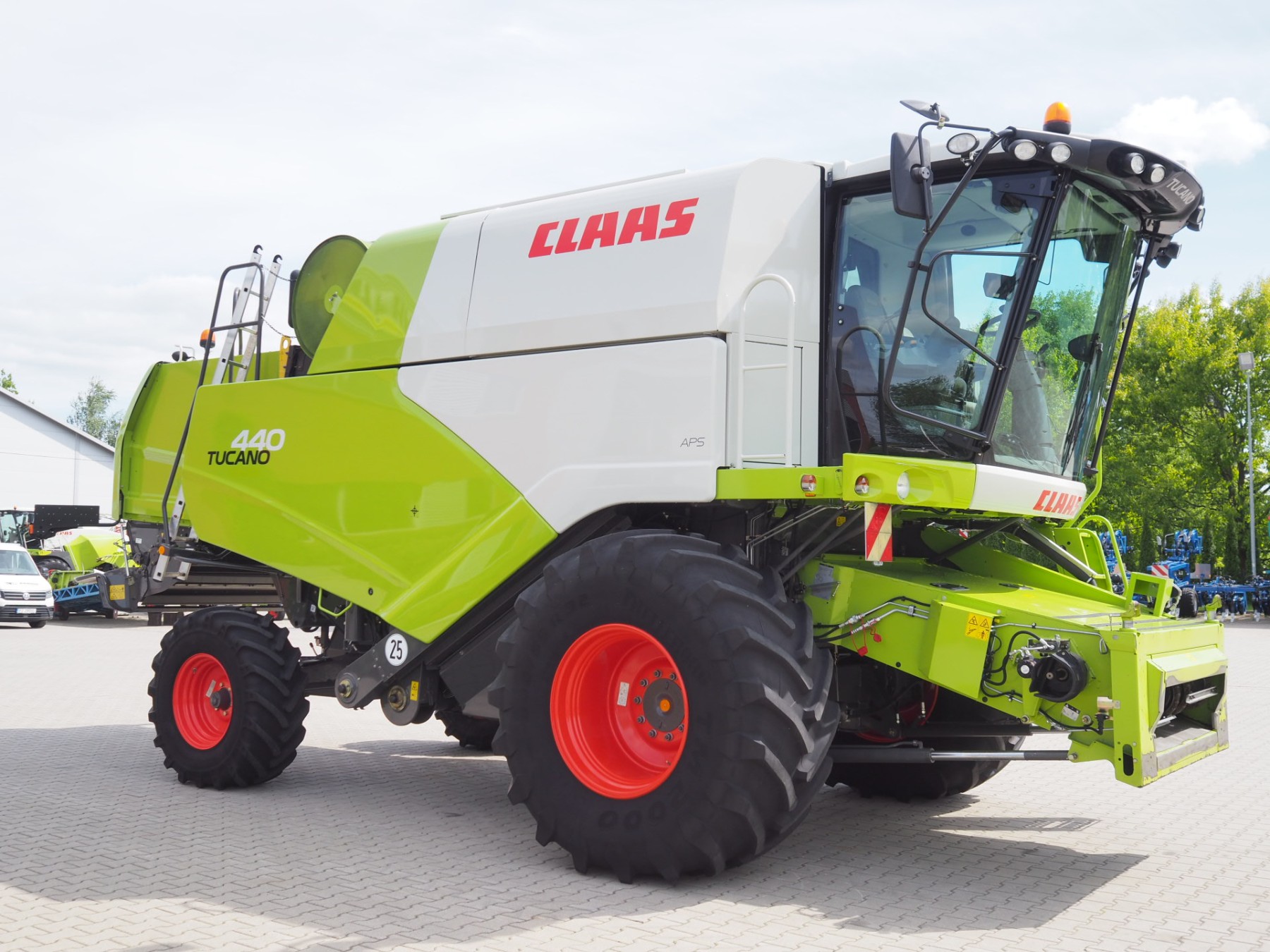 CLAAS Tucano 440 + V620
