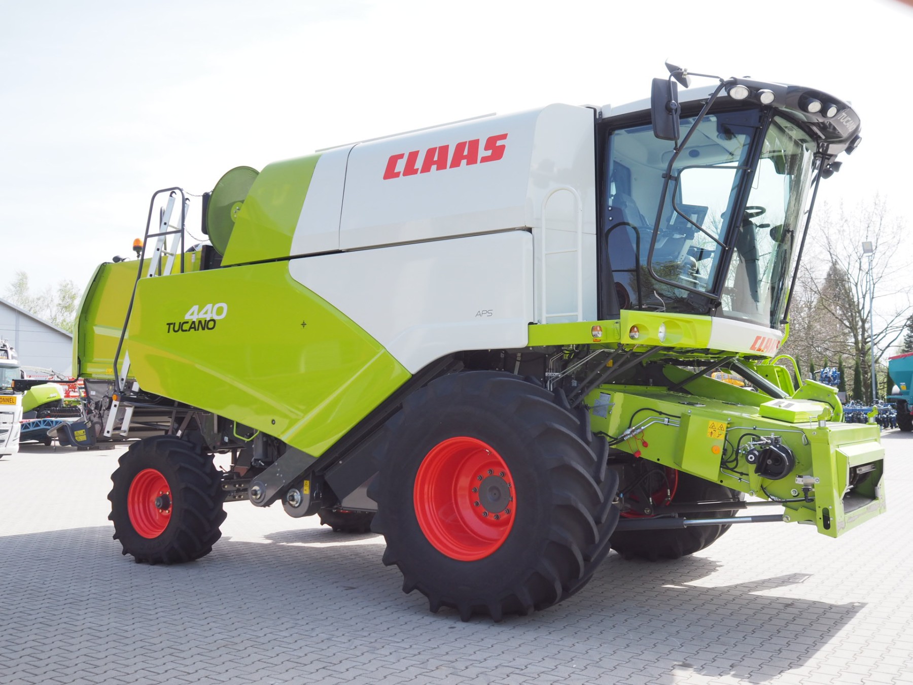 CLAAS Tucano 440 + V680