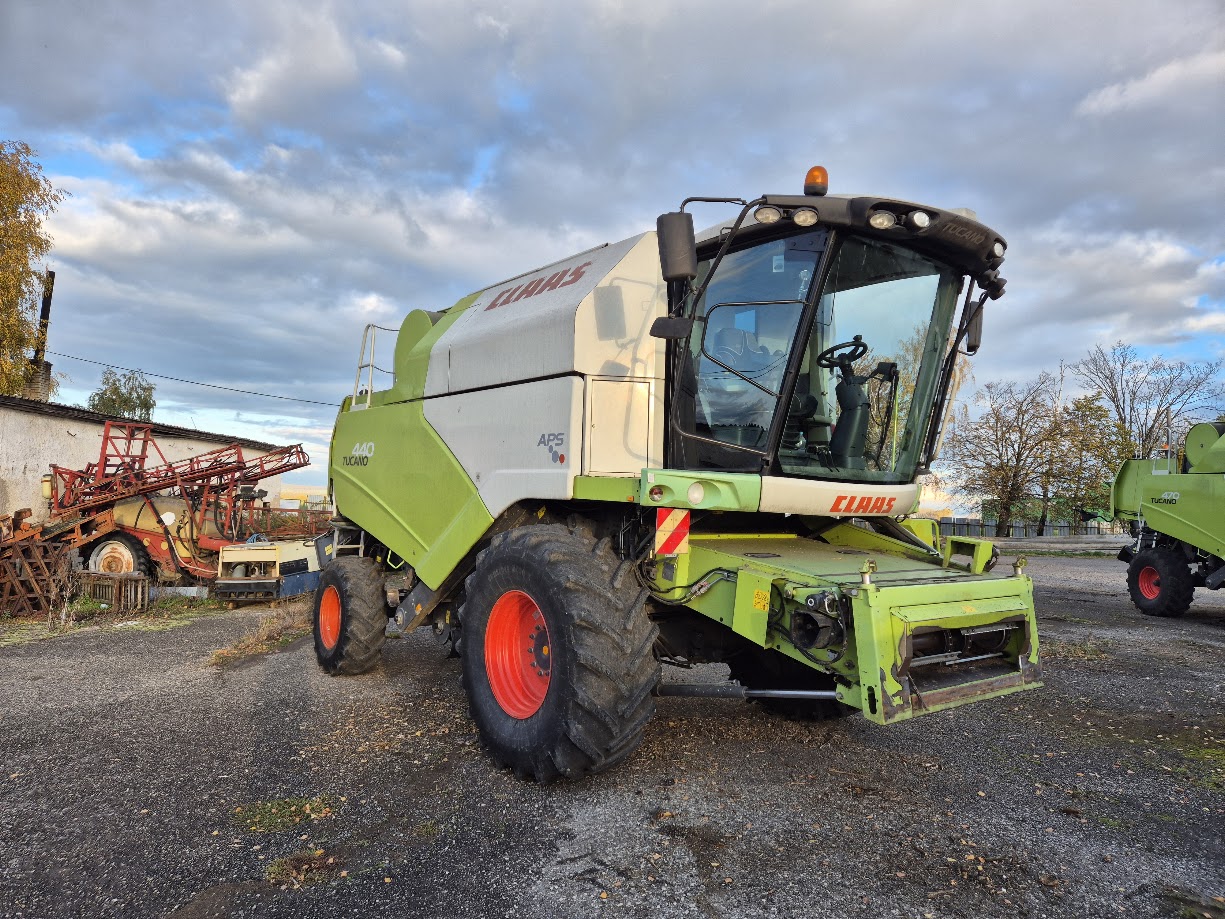 CLAAS Tucano 440 4x4 + V660