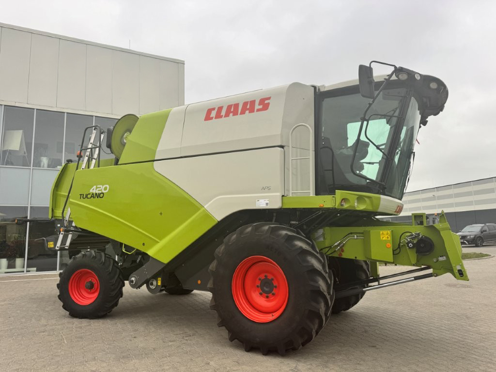 CLAAS Tucano 420 + C490