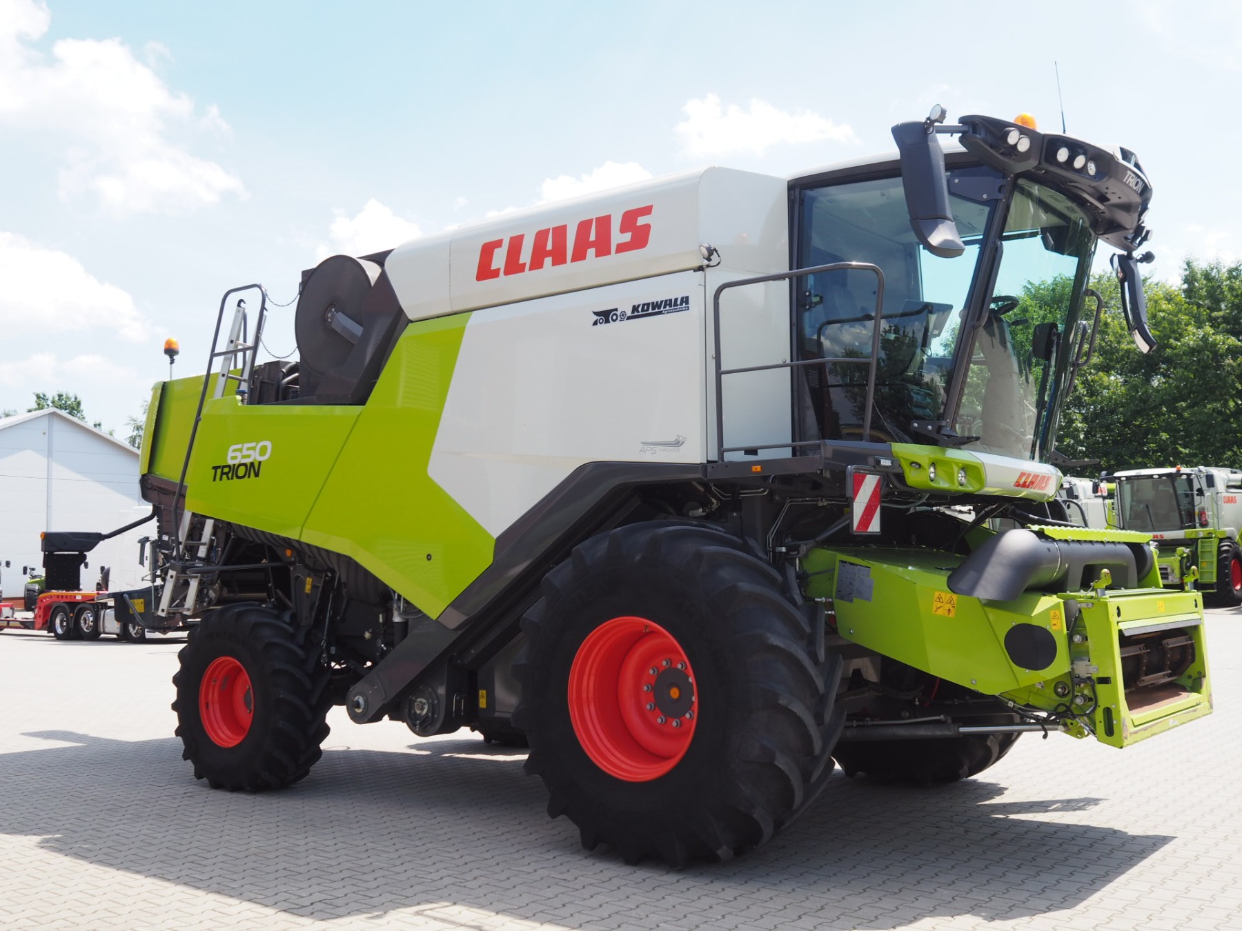 CLAAS Trion 650 + V680