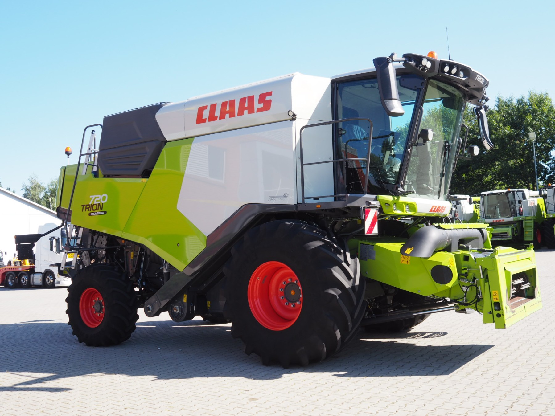 CLAAS Trion 720 Montana + V680